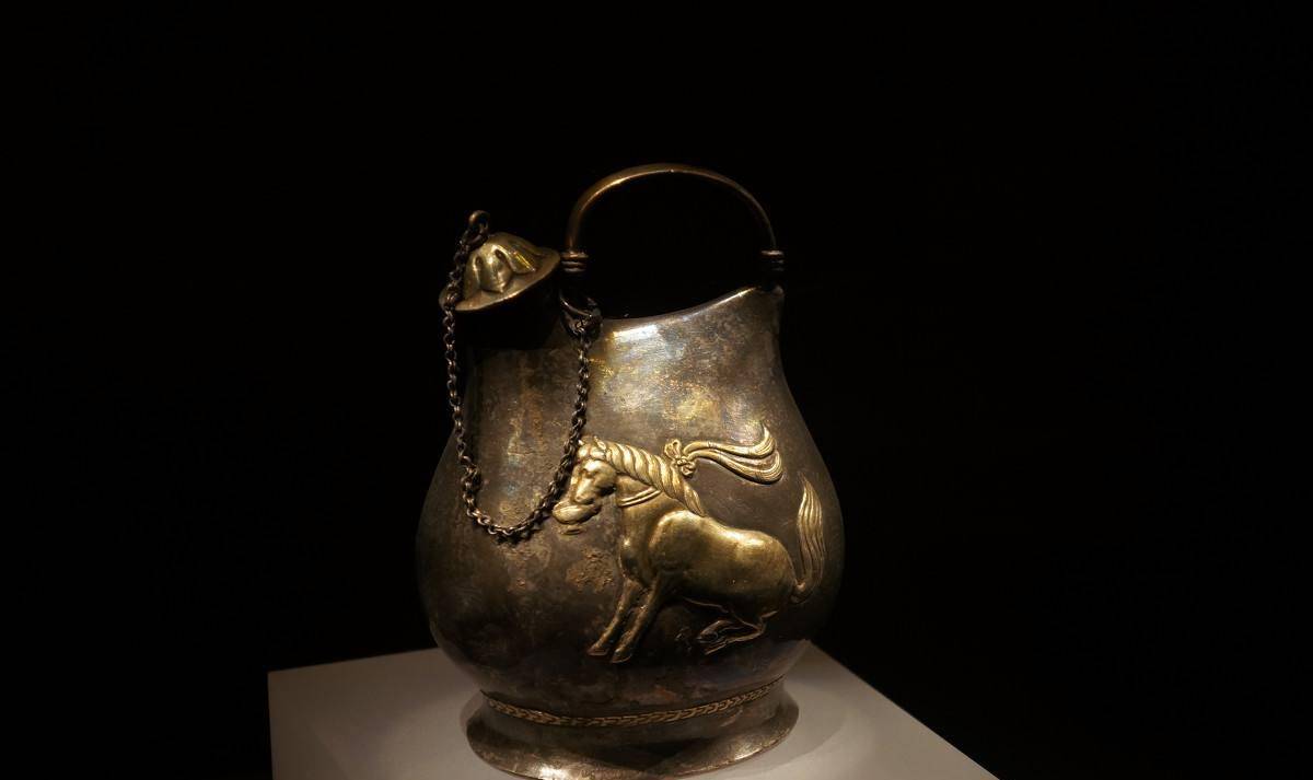 原创此文物精美绝伦上面骏马的图案再现了唐朝由盛转衰的历史