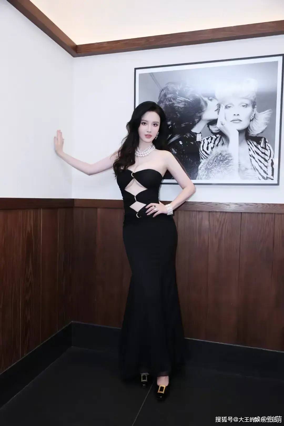 上海时装周杨颖内娱首秀极不自信张萌刻意的性感却输给了她