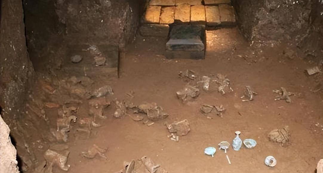 原创1972年内蒙发现清代女子大墓尸身穿龙袍240年不腐她是谁