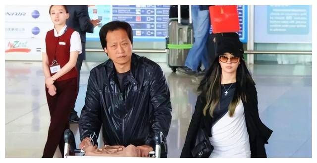 刘亦菲合照曝光,紧身裙展魅力,干爹的宠溺别具一番眼神_陈金飞_身材