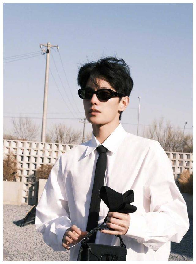 原创黄晓明为戏增重大肚腩挺出休闲时刻与女友叶珂共享爱情