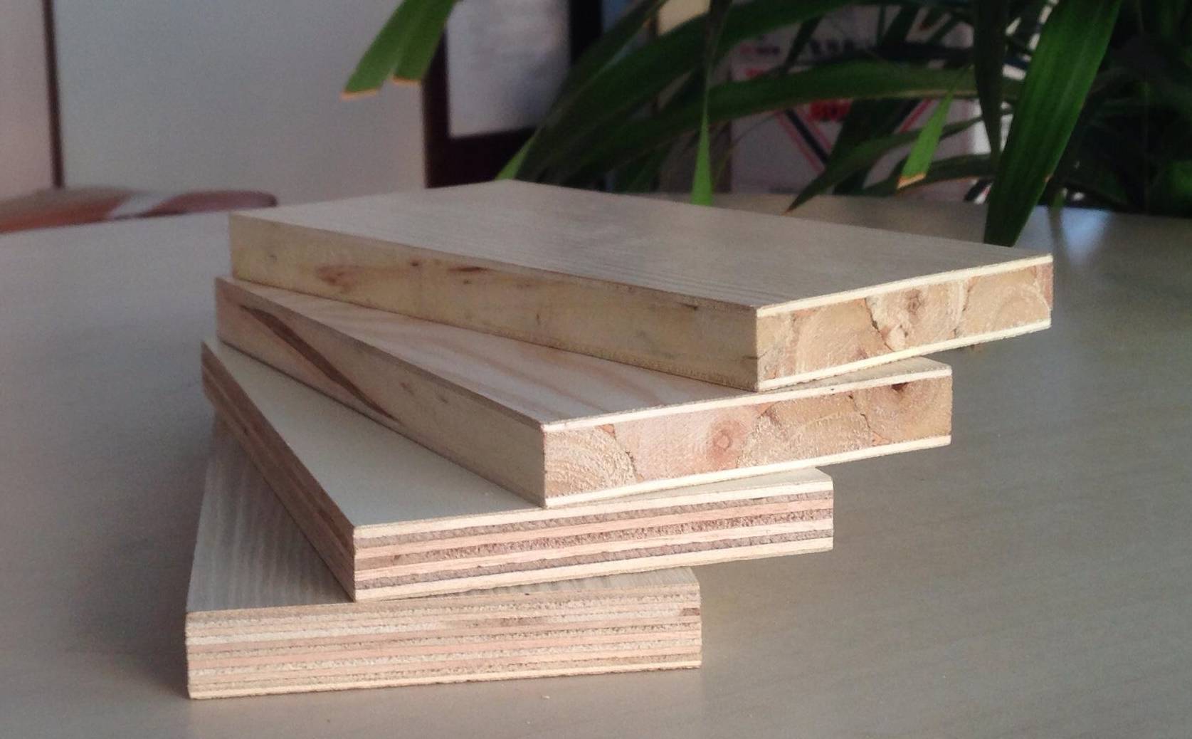 注意,大芯板如果运用在视线所及的地方,一定要加上一层所谓"微薄木