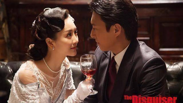 男主张若昀的扮相和《麻雀》中也差不多,还是酷酷的感觉.