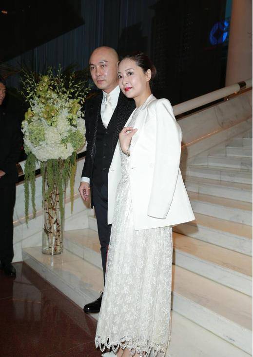 张卫健的老婆真挺会保养的虽然已经是中年人但依旧有颗少女心