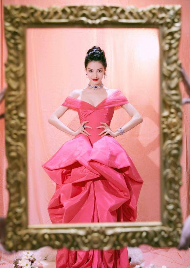 原创钟楚曦的身材这么有料水蛇腰甜到爆表不愧是冯小刚相中的人