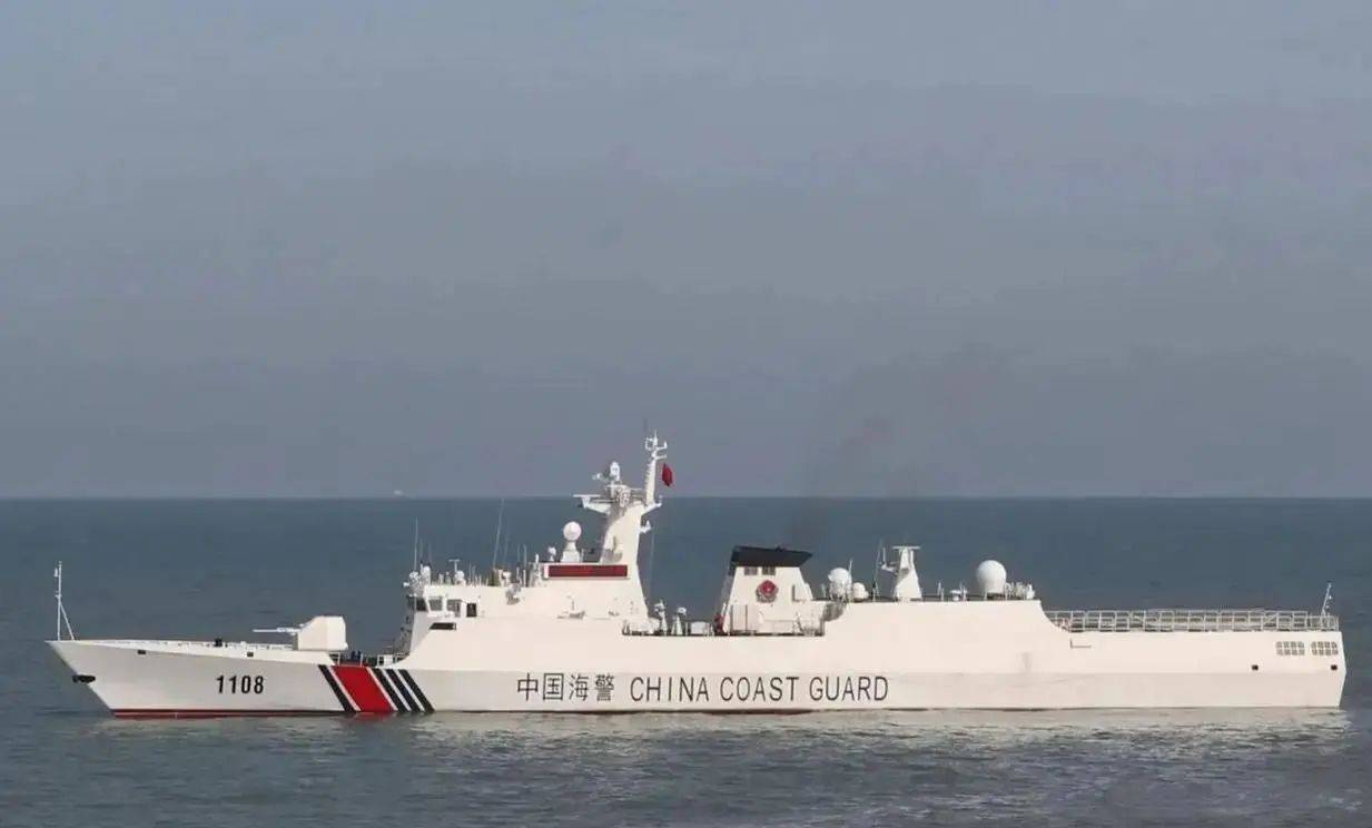 原创两岸军舰对峙解放军052d亮出130mm主炮台少将台军以命相赌