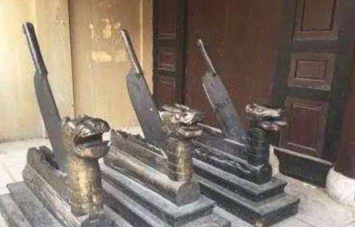 龙头铡顾名思义,专门惩治不法的权贵;虎头铡则降一等,用于惩治违法