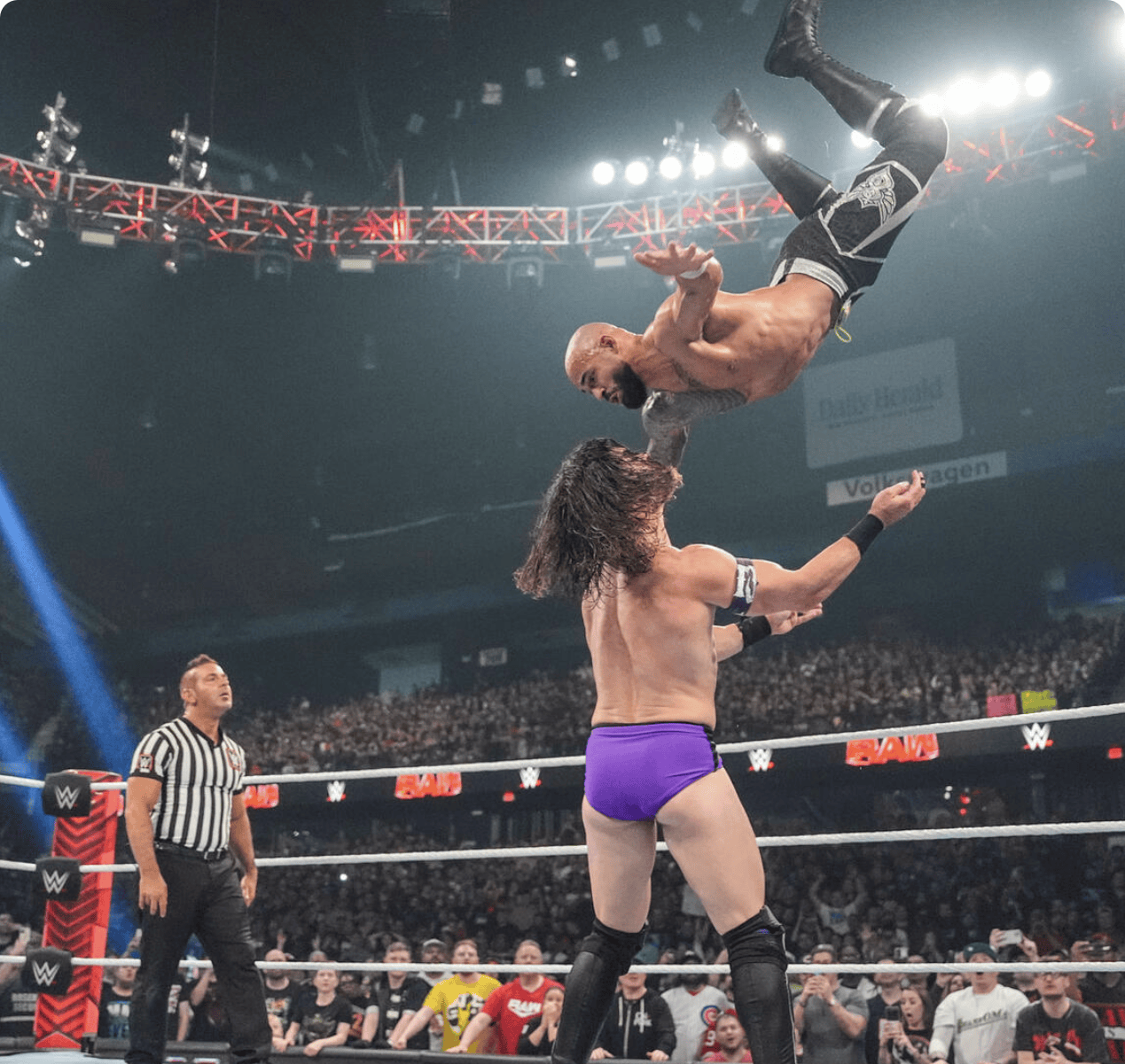 巨石强森暴揍科迪,鲜血涂抹腰带!朋克现身擂台,德鲁惨遭断头脚