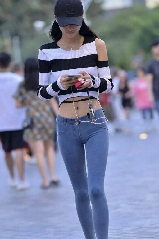 原创简约时尚的紧身牛仔裤突显女性的优美身姿充满着青春活力