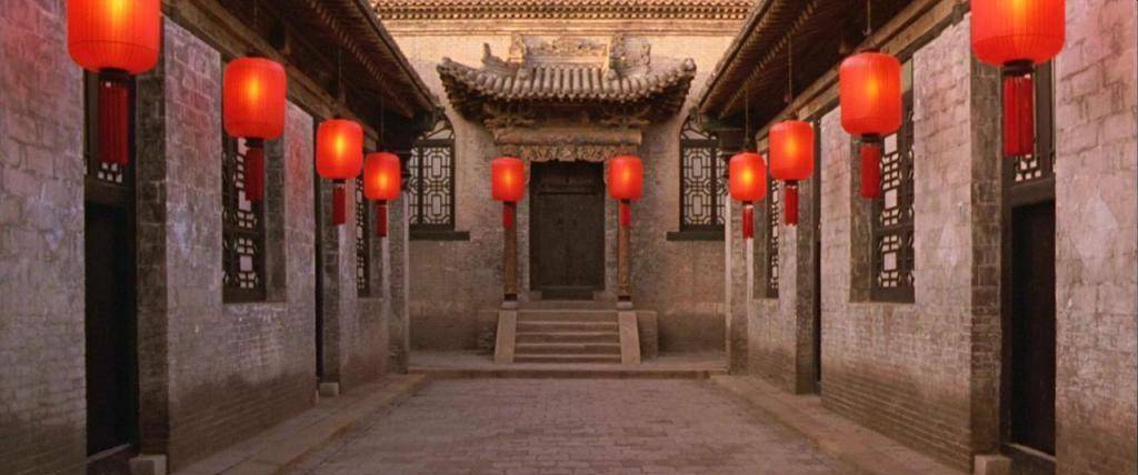 民国年间,刚上大学不久的颂莲被贪财的母亲逼迫嫁入陈府,当老爷的四