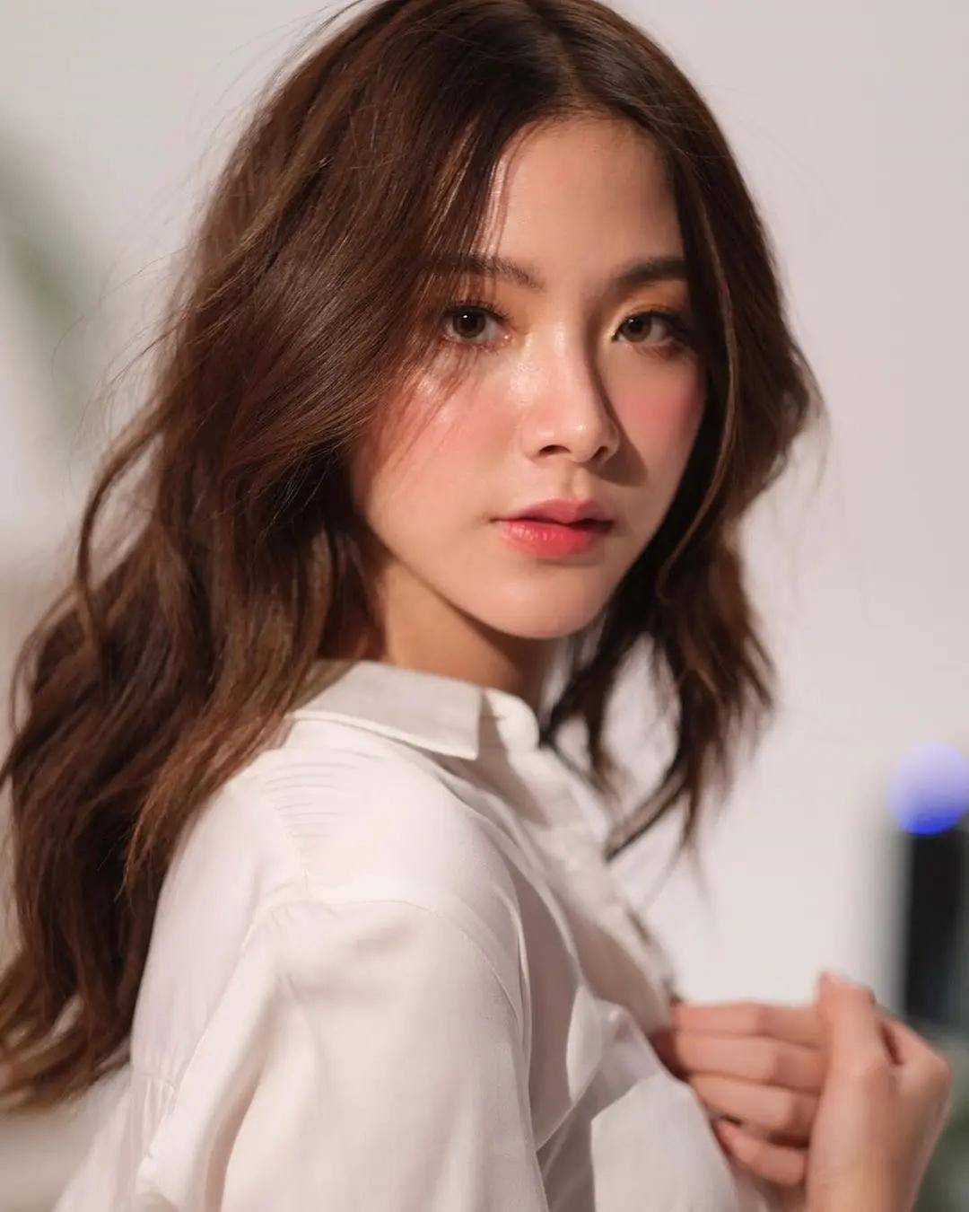 1992年出生于国外的小水,是中泰混血儿,她拥有四分之一的我们血统.