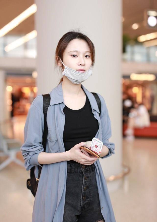 原创张慧雯真是仗着自己挺年轻不施粉黛就出门了穿衬衫还挺低调的