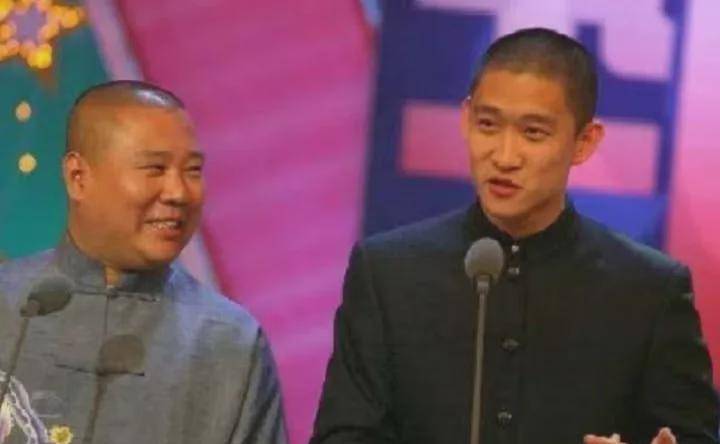 谁知,老顾客里有个曲艺家,便直接推荐他和孔云龙去找一个叫郭德纲的人