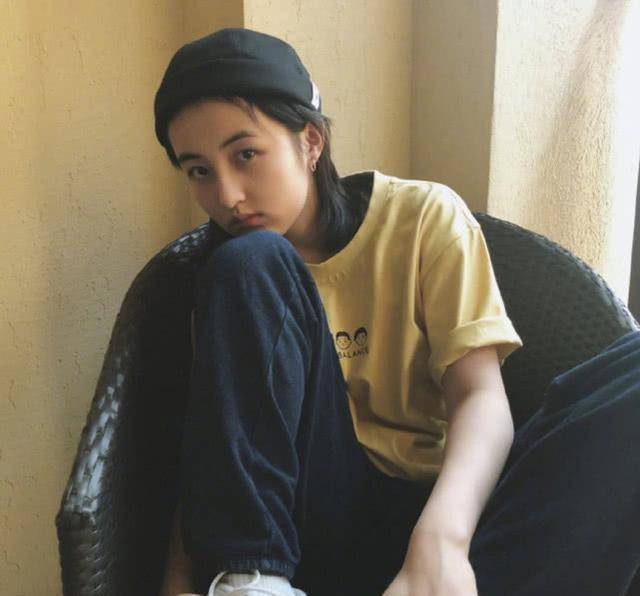 原创张子枫身穿淡黄色t恤头戴瓜皮帽邻家女孩的既视感