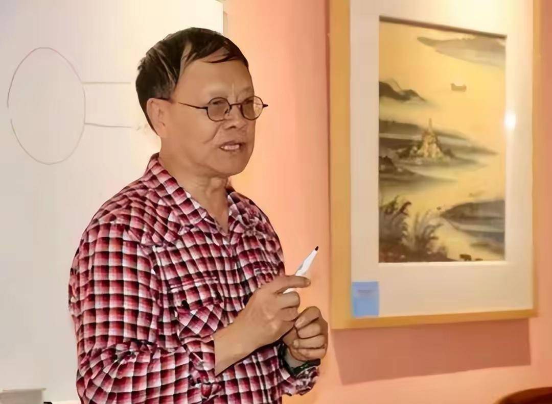 原创七十二家房客当中的瑞叔扮演者卢家全现实中的妻子曾是他同事