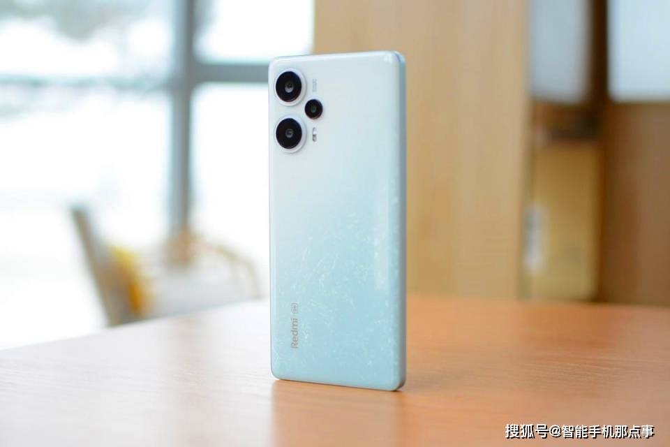 note系列如今是一年两代机型,上半年是性能小金刚,偏向性能体验