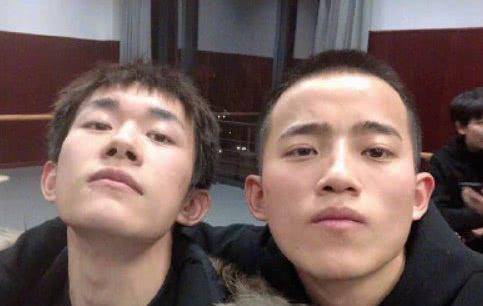 易烊千玺中戏合照被公开全网都被他身后小哥吸引校霸不是虚的