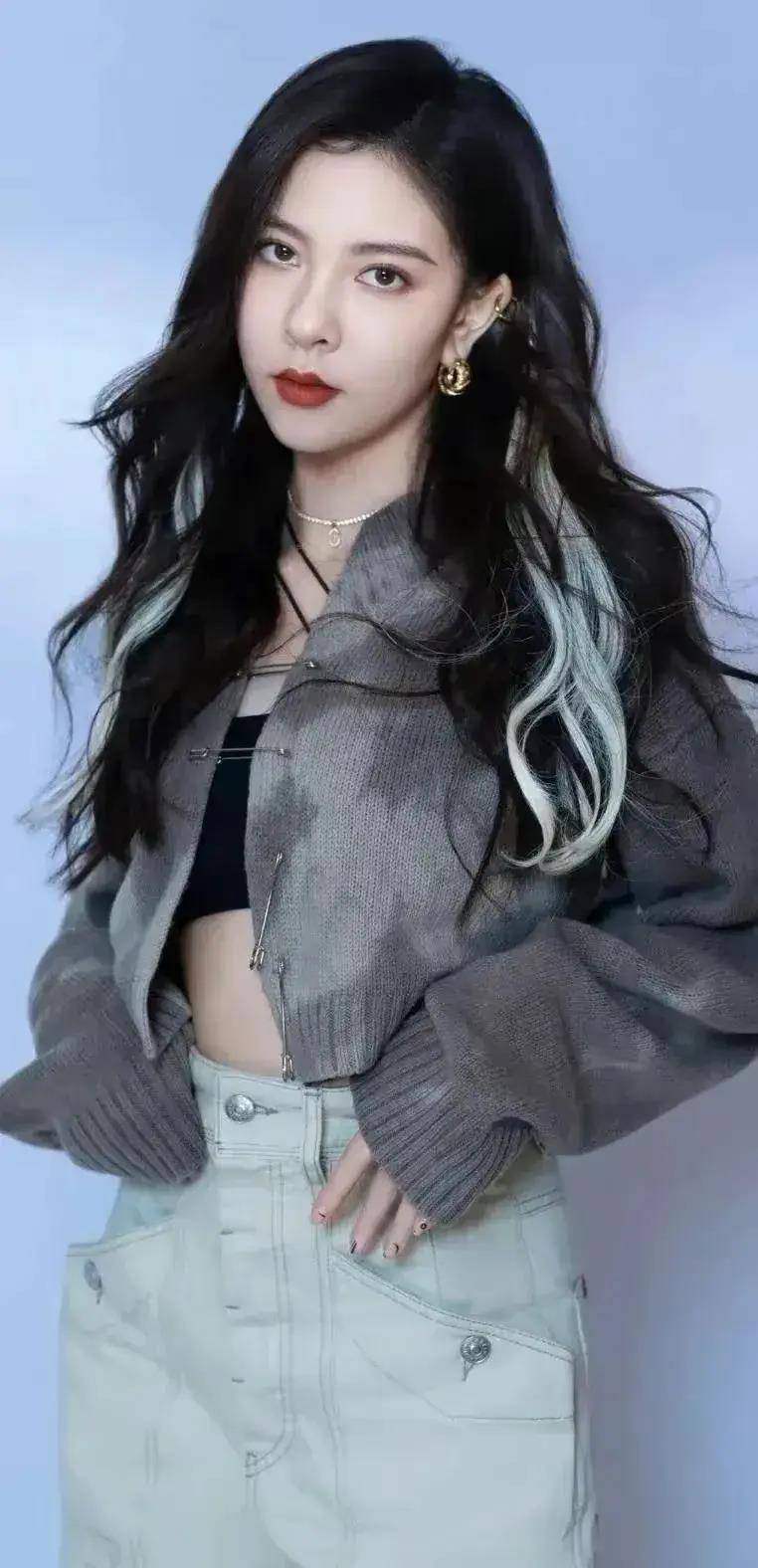 原创宋妍霏美得一塌糊涂让花朵都羡慕