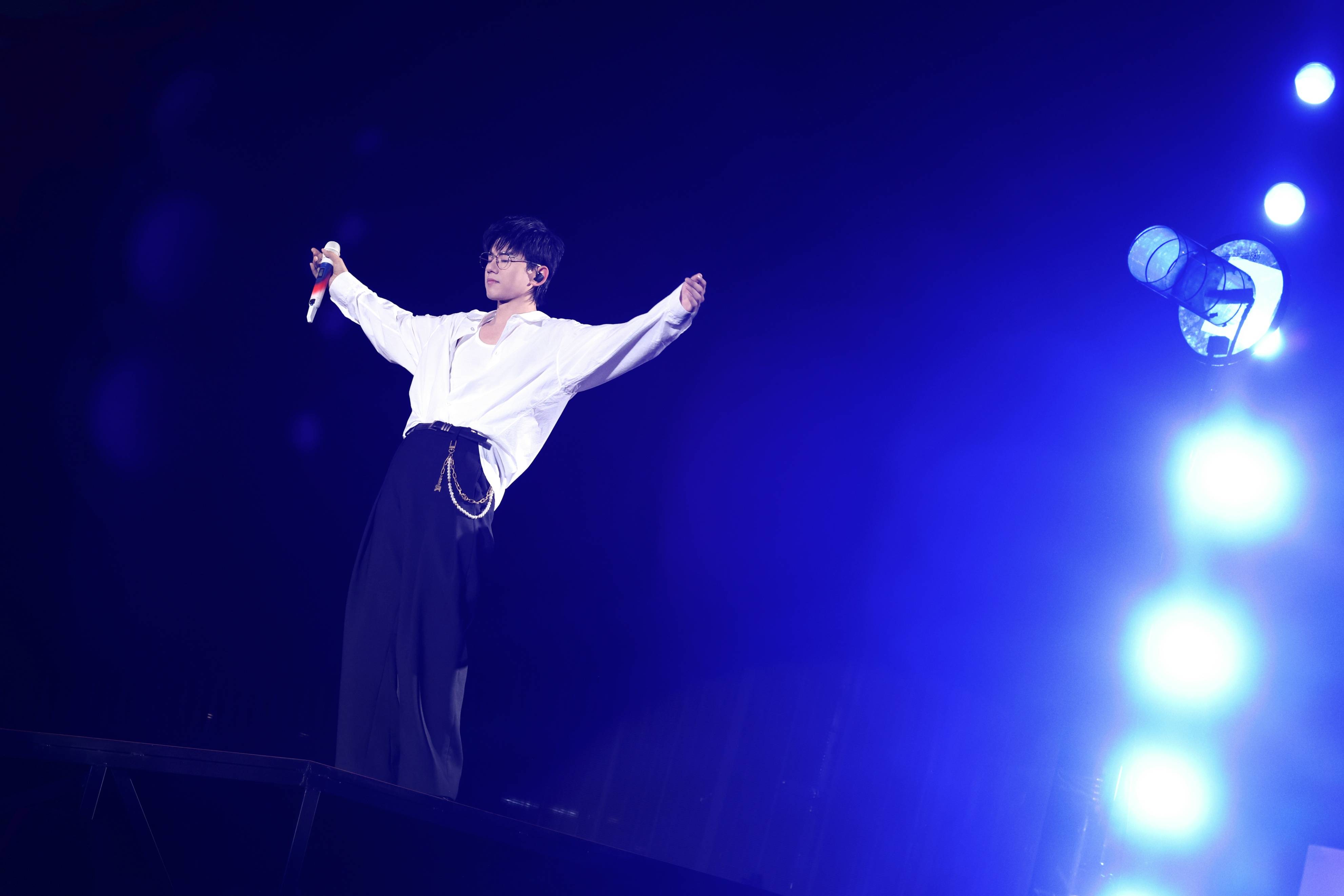 送"星星"去看张杰演唱会!伊利金领冠以《守护》献礼亿万妈妈