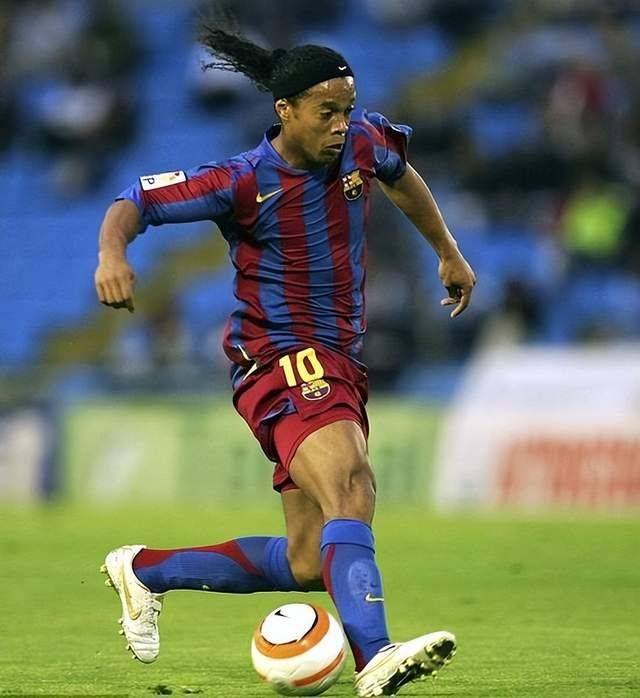 巴西历史足坛最佳十一人,卡卡 加林查 里瓦尔多都只能当替补_足球