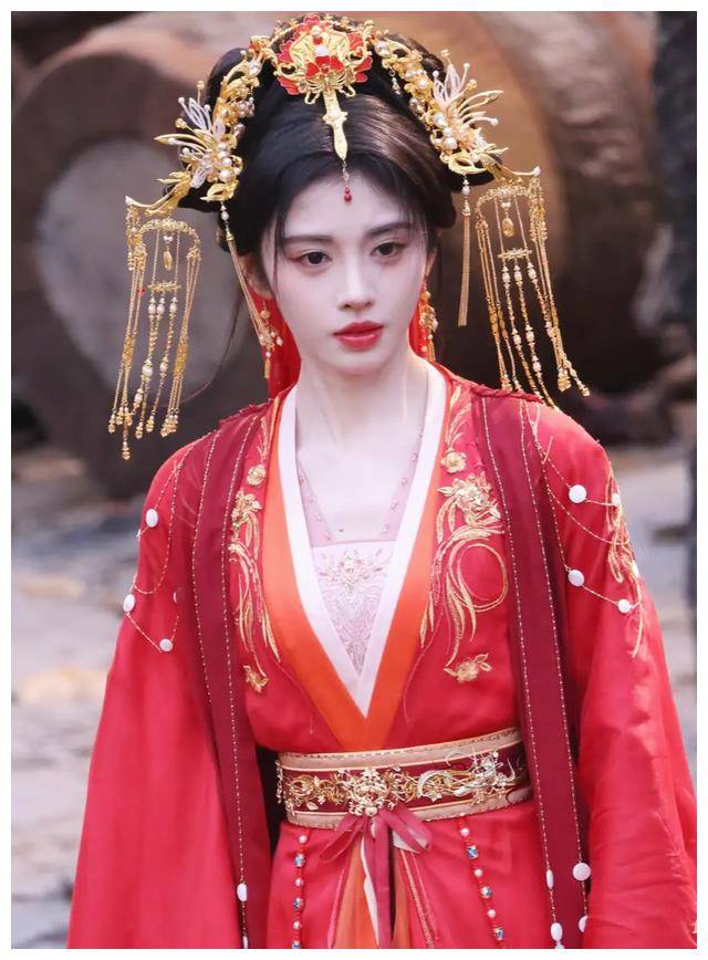 柔情演绎得淋漓尽致,让人为之倾倒;鞠婧祎在《千香引》中饰演的姜黎非