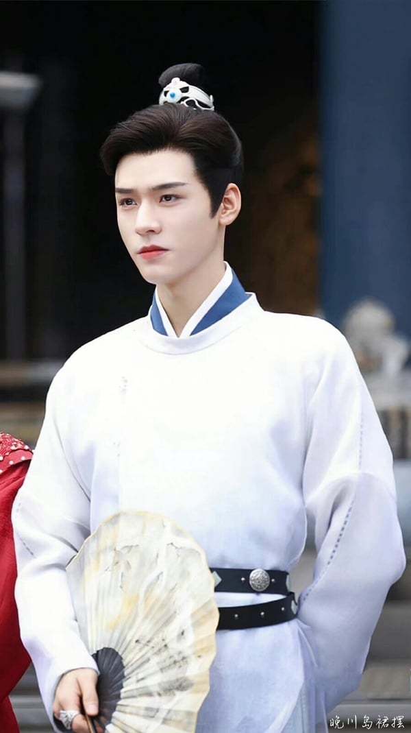 龚俊在《安乐传》饰演的韩烨是大靖国太子,无论是容貌还是武艺都是