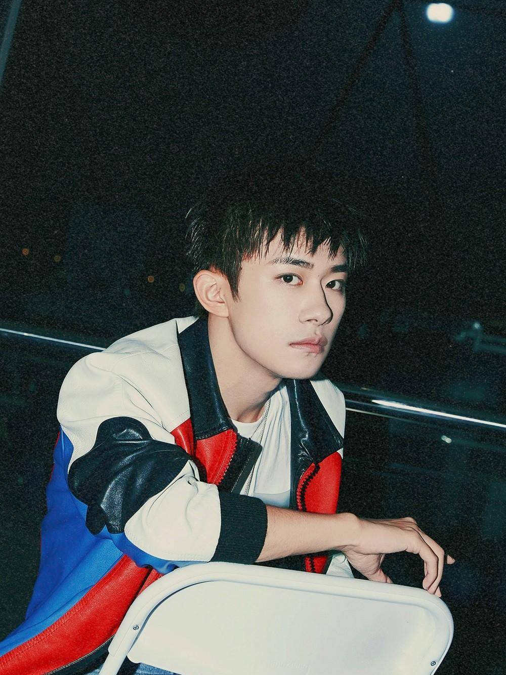 易烊千玺撞衫了撞衫后的他成为网友一天的笑点