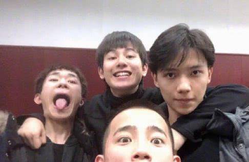 易烊千玺中戏合照被公开全网都被他身后小哥吸引校霸不是虚的