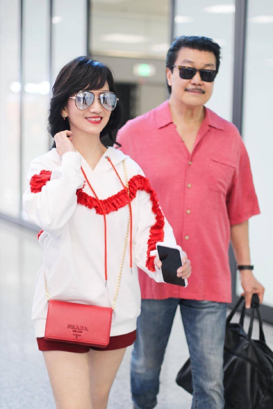 原创70岁雅芝也玩下半身失踪穿卫衣短裤超减龄高调秀大长腿