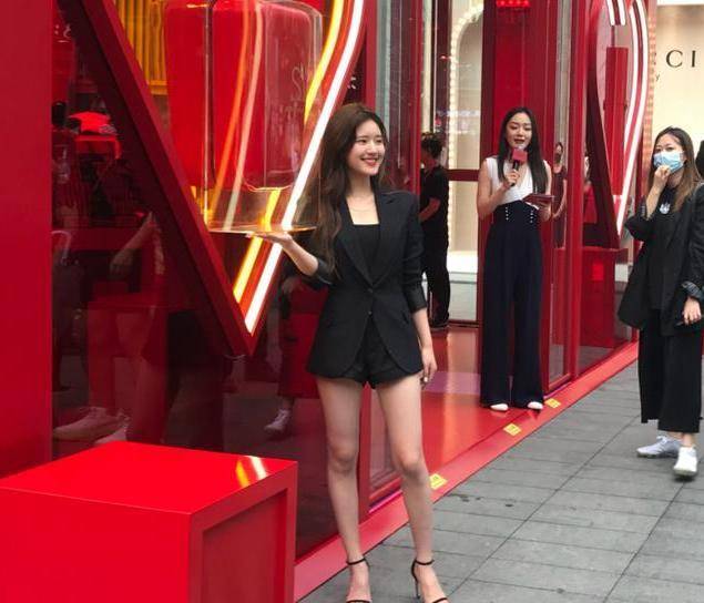 原创赵露思商场出席活动被路人照下无滤镜生图这双腿确定是微胖