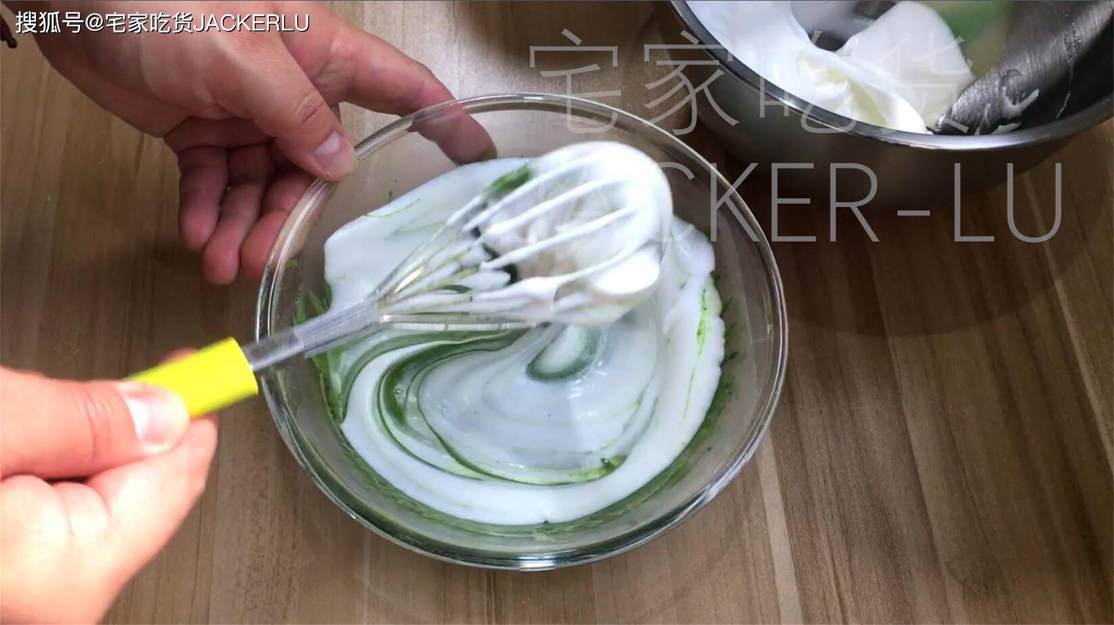 5,蛋清3个,柠檬汁6克,先打发出大的鱼眼泡.