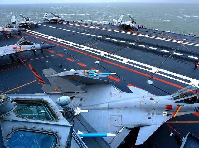 歼-15d喷涂海军灰,中国航母任务出现重大转变_电子战飞机_挂载_画面