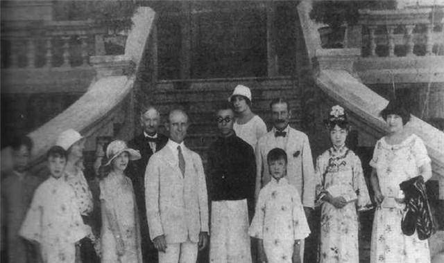 清朝最后一位皇储 溥仪死后他偷偷地哭了一整天_爱新觉罗_继承人_因为