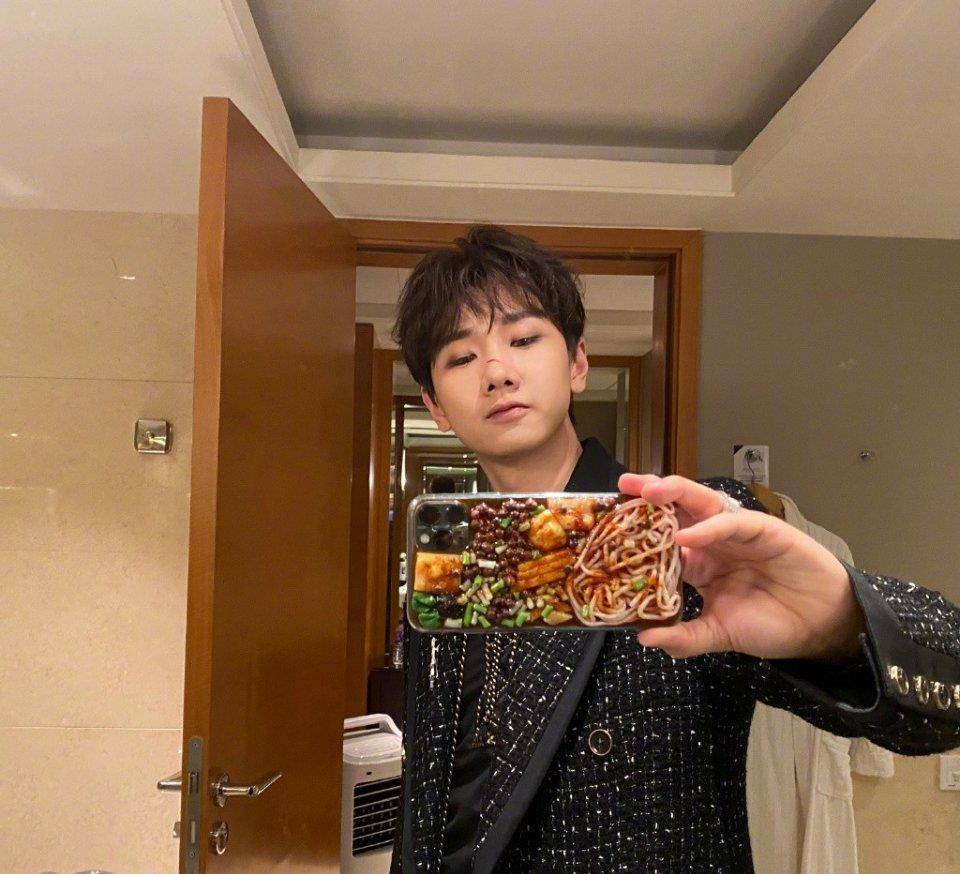 汪苏泷晒伤痕妆,却被手里的手机壳抢镜了,网友:这谁能忍得住?