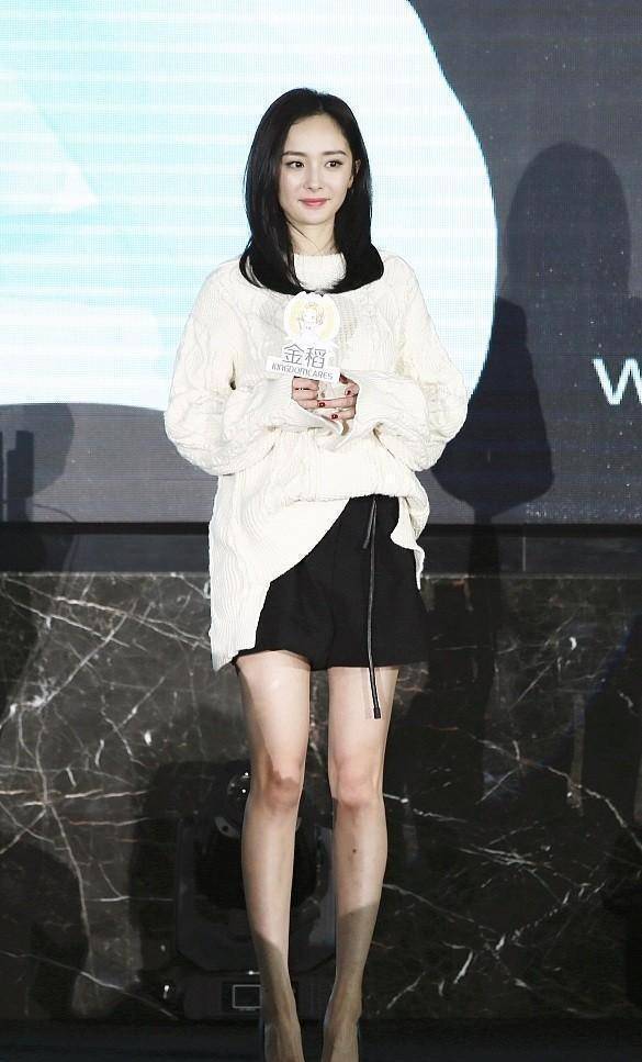原创杨幂虽然长相妩媚但一身黑白搭配也很精英发型却很有个性