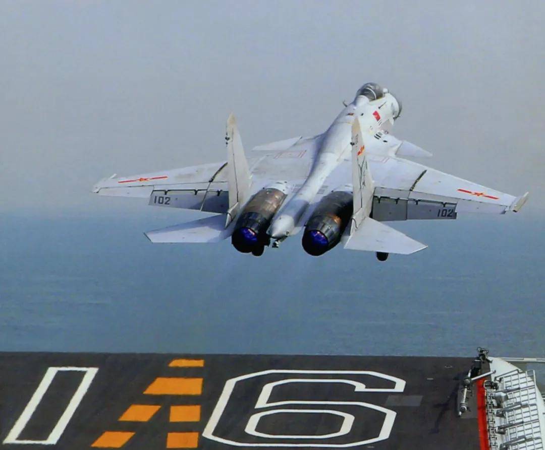 相比上一次出现,歼-15d有了改进,比如可以挂载更多电子战吊舱.