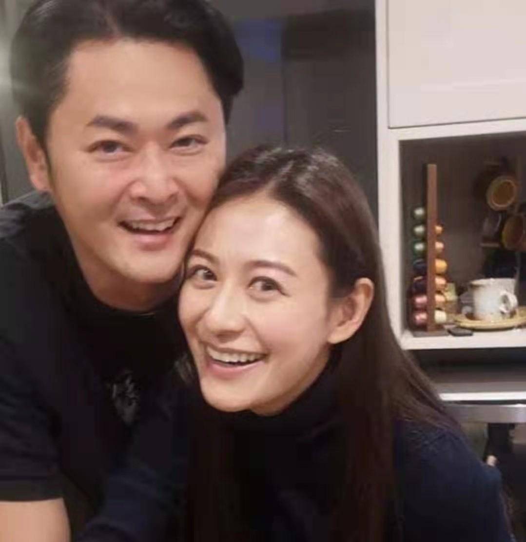 原创江若琳晒出和爱人的亲密照曾是曹云金前女友离开他后越过越好