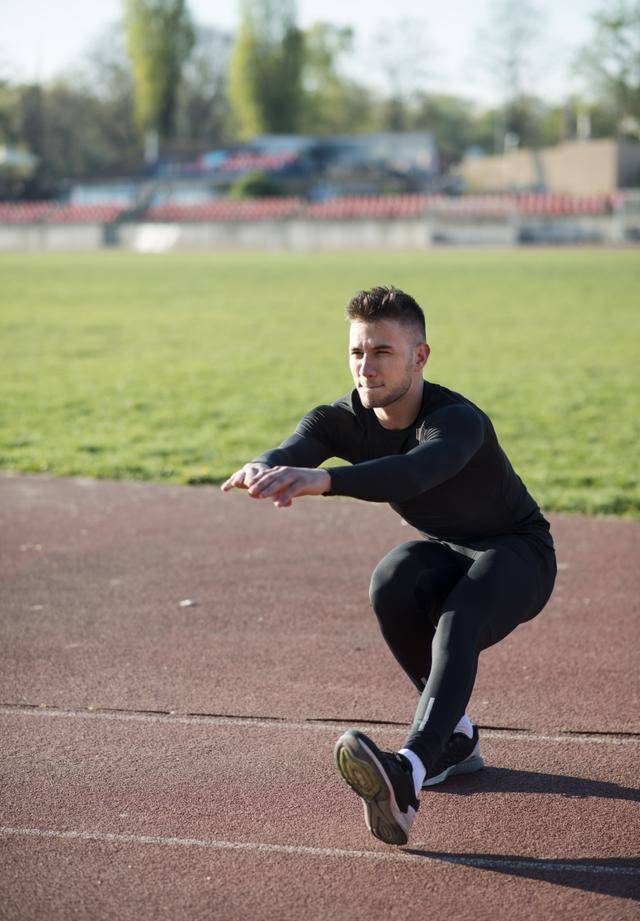 而髋关节的灵活性,在日复一日的训练中,我们深入挖掘短跑的技术特点