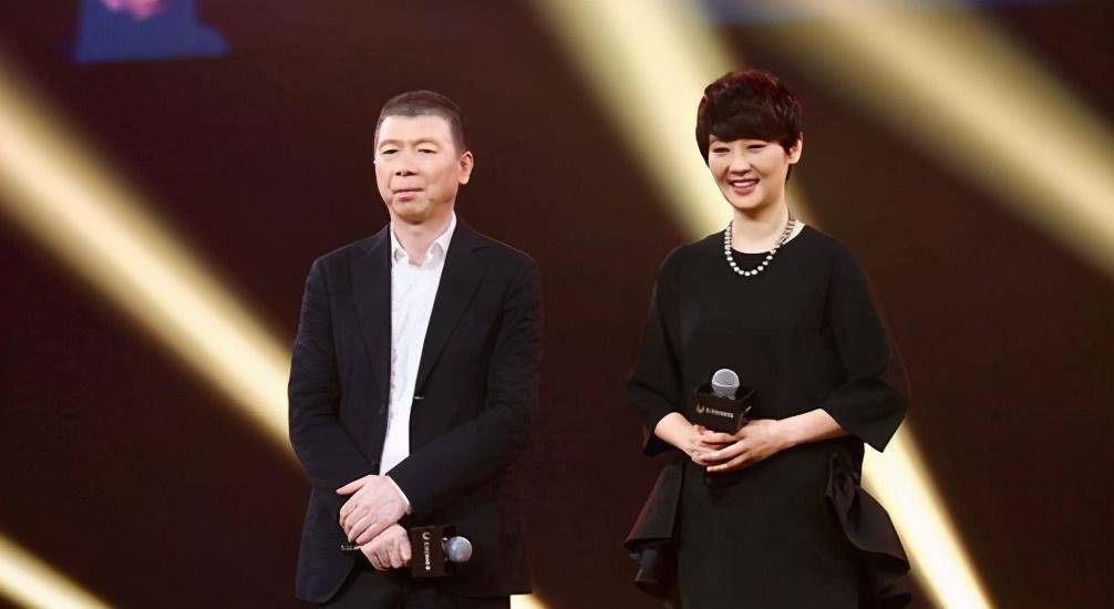 原创提及俩老婆冯小刚眼中常含泪水这辈子我最对不起的就是徐帆