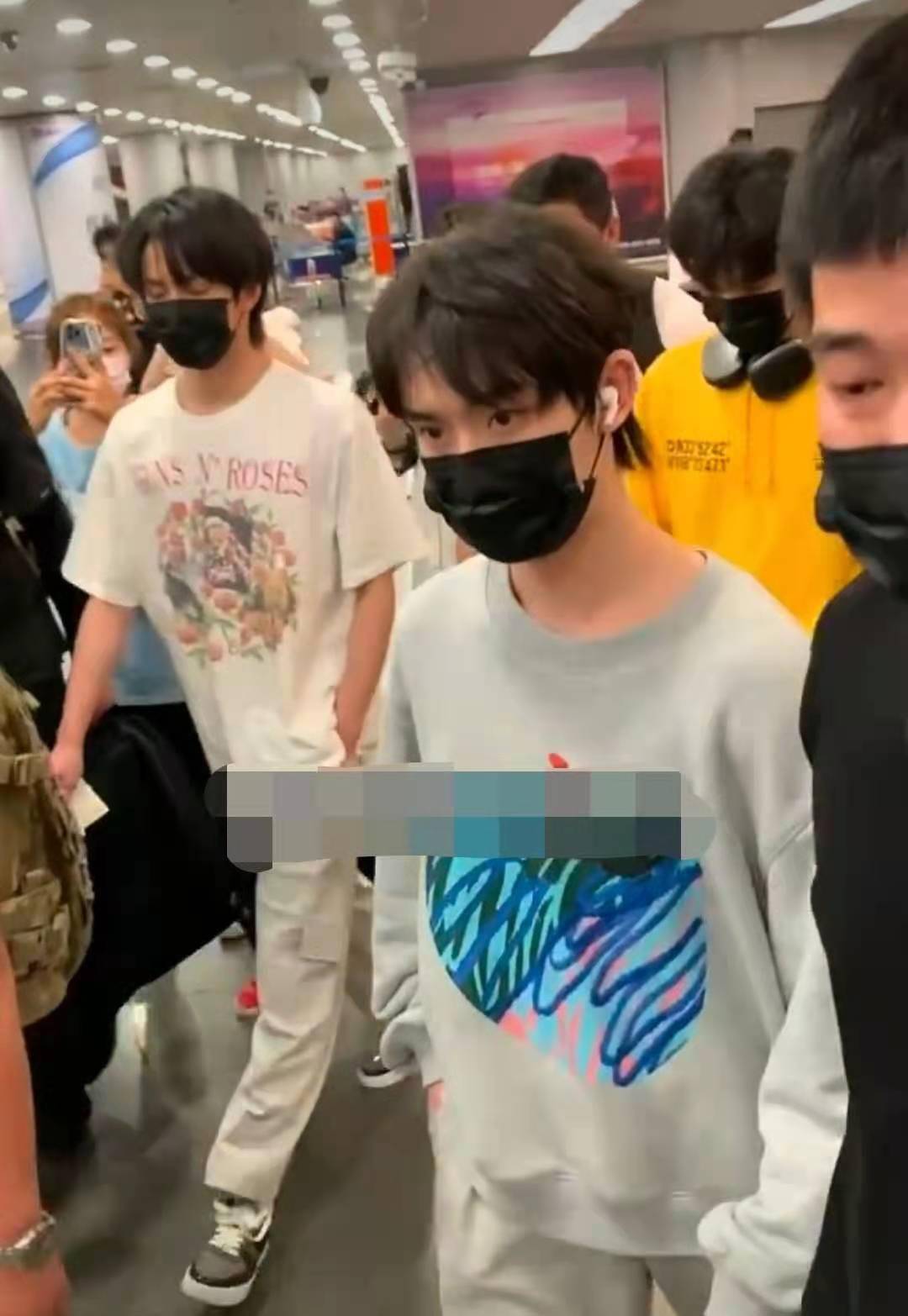 丁程鑫机场被私生撞肩差点摔倒后反应迅速现场拥挤混乱不堪