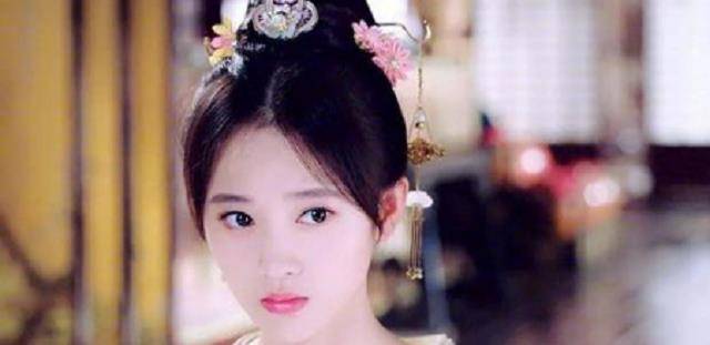 原创别的陪嫁丫鬟都无名无份她却摇身一变成了皇后主子才嫔妃而已