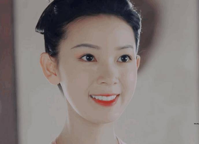 林允标配的小虎牙给她的少女感增分不少,而且她和倪妮一样都是鲶鱼系