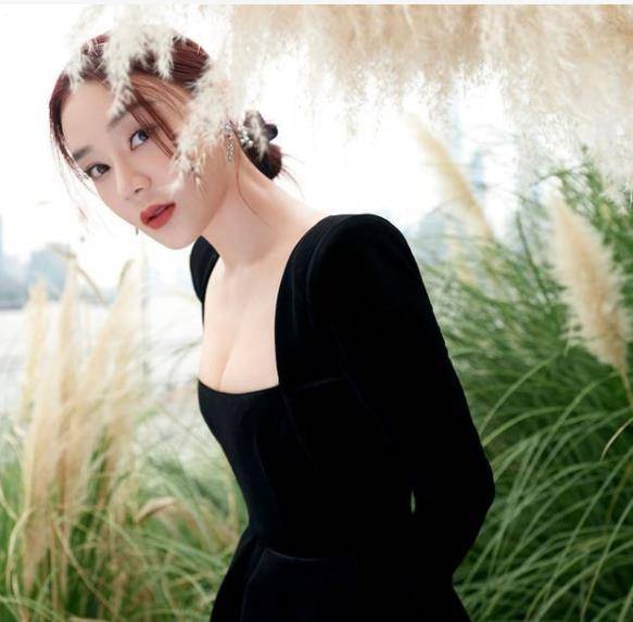 原创袁姗姗在芦苇荡拍大片穿低领装不敢看镜头被笑称太保守了