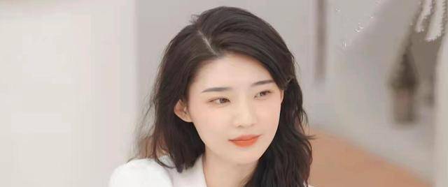 原创喜欢你3女一王蓓有两位男嘉宾追求为何还自卑躲起来大哭