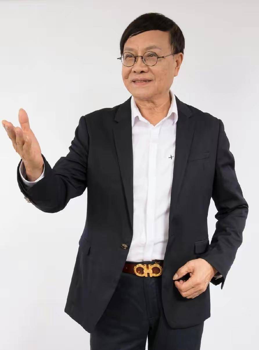 原创七十二家房客当中的瑞叔扮演者卢家全现实中的妻子曾是他同事