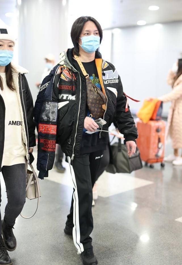 原创尹正私下里没那么油穿绿色夹克还挺清爽的素颜不邋遢