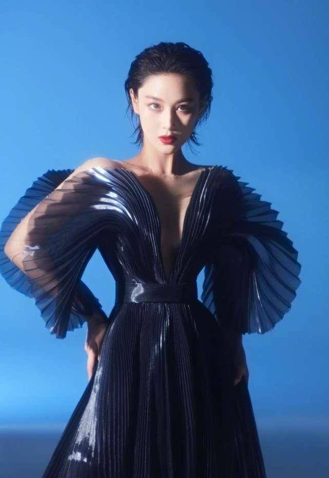 原创张馨予晒墨色人鱼写真湿发背头高贵冷艳蚂蚁腰天鹅颈惹人羡