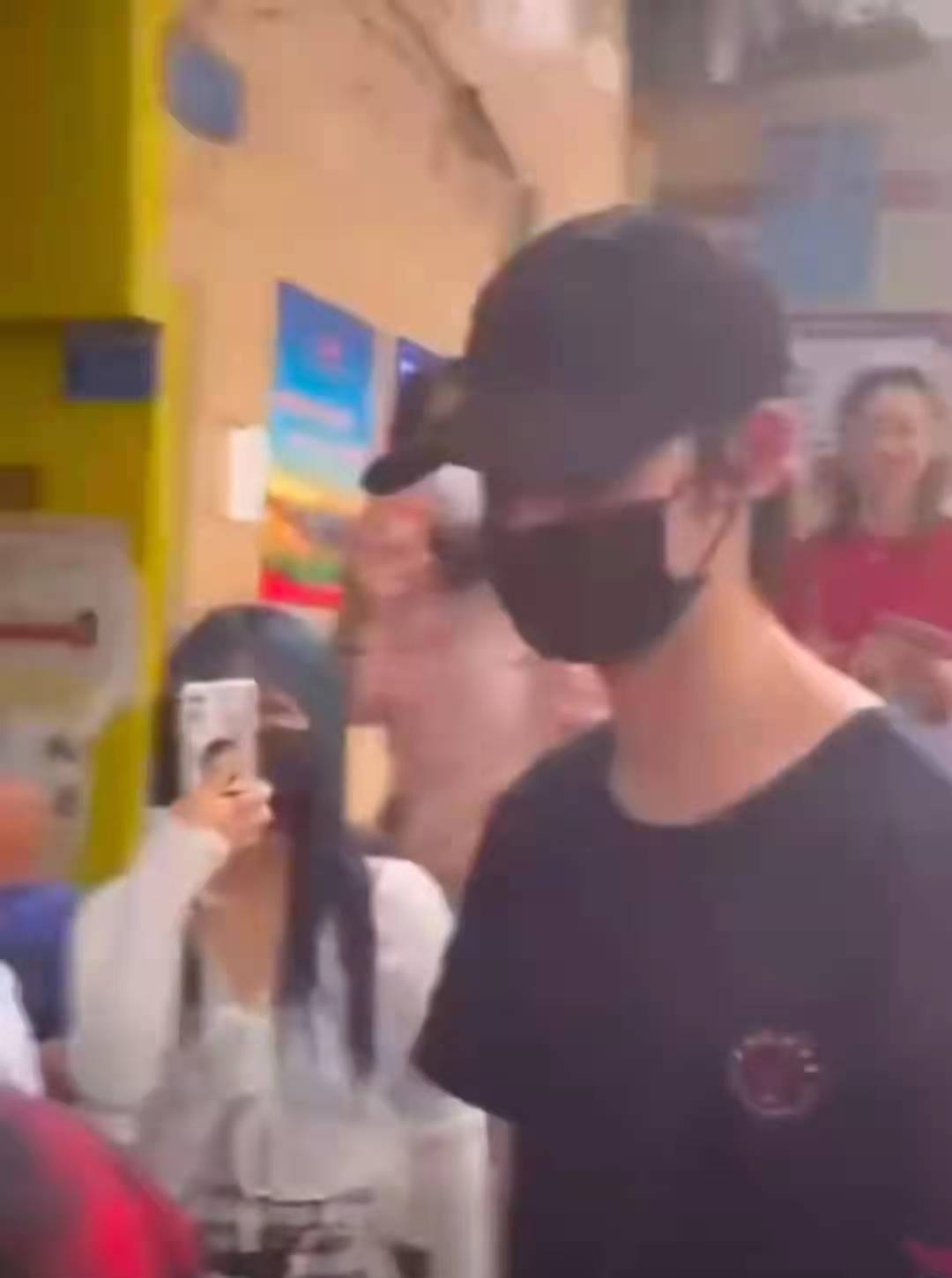 丁程鑫机场被私生撞肩差点摔倒后反应迅速现场拥挤混乱不堪