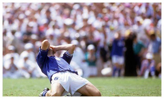 原创武磊常规赛罚进2球为何惹人骂声曾称雨中独舞的巴乔