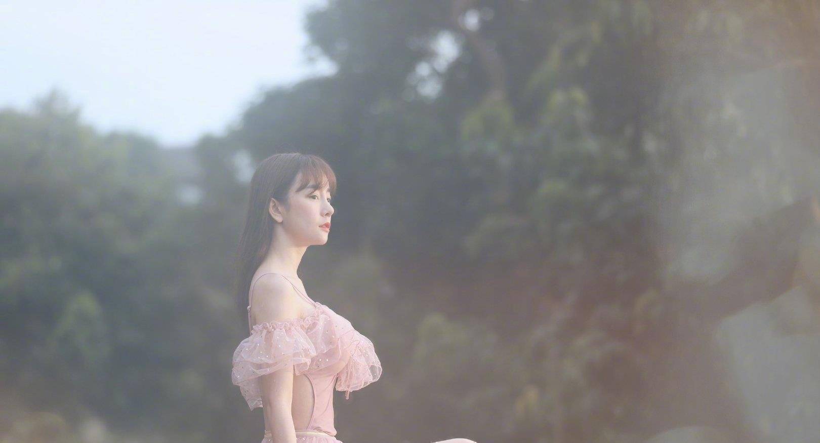 张檬这是被小五管住了吗穿方字领长裙还嫌不够还要配上一个小包遮掩一